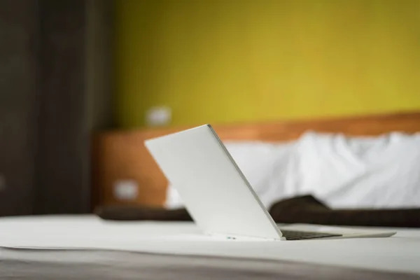 Laptop Het Bed Concept Van Thuis Werken — Stockfoto