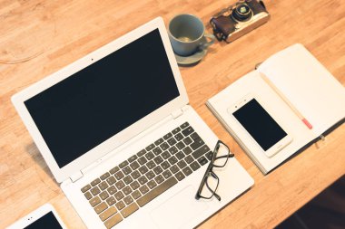 gözlük ve kimse evde çalışma kavramı ile masa üstünde laptop