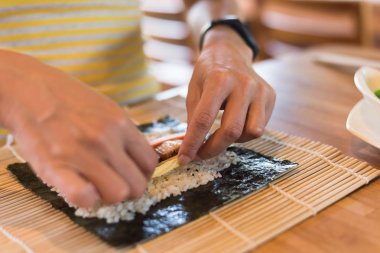 hazırlamak ve evde masaya ev yapımı suşi yapmak