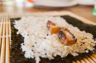 hazırlamak ve evde masaya ev yapımı suşi yapmak