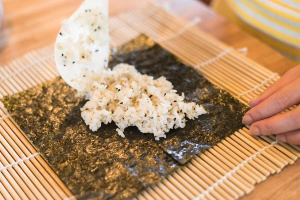 hazırlamak ve evde masaya ev yapımı suşi yapmak