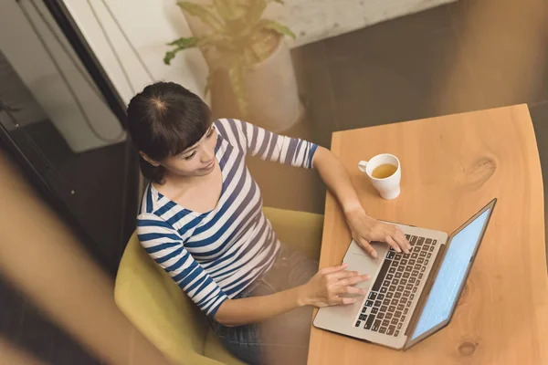 Mujer Asiática Usando Ordenador Portátil Noche Concepto Trabajo Casa — Foto de Stock