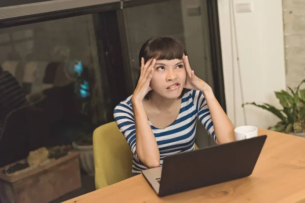 在家使用笔记本电脑的愤怒的亚洲年轻妇女 — 图库照片
