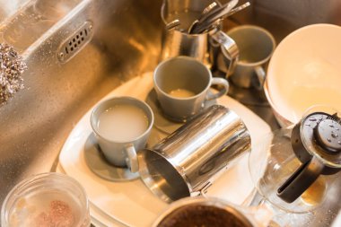 Kirli bulaşıklar evdeki mutfak lavabosunda.