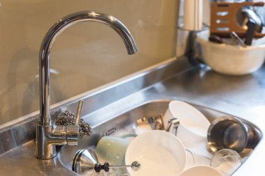 Mutfakta bulaşık su ile evde lavabo