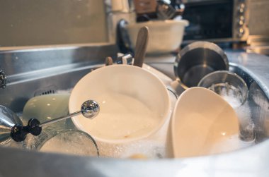 Mutfakta bulaşık su ile evde lavabo