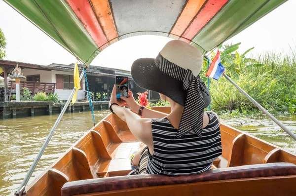 Asyalı Kadın Bir Tekne Turuna Bangkok Suüstü Pazarı Ziyaret — Stok fotoğraf