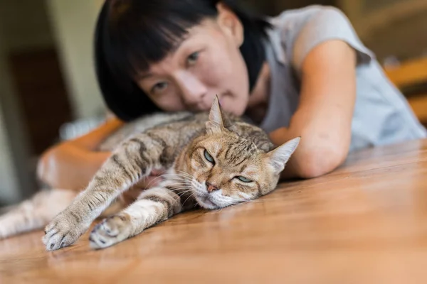 Asian Mature Woman Touch Her Cat Home — Stock Photo, Image