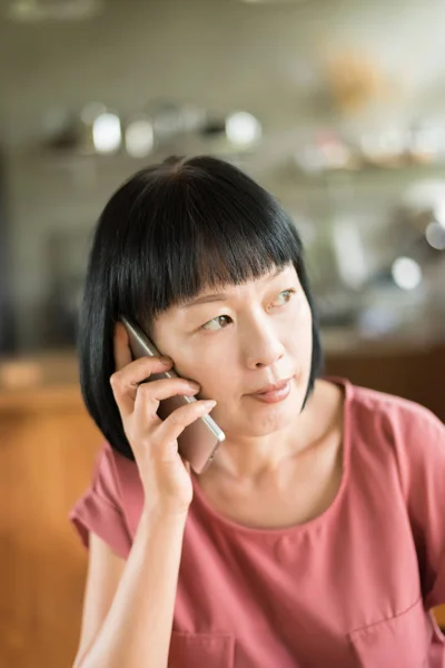 Retrato Mulher Asiática Madura Falando Smartphone — Fotografia de Stock