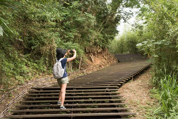 屋外でハイキングをするときに女性が写真を撮る — ストック写真