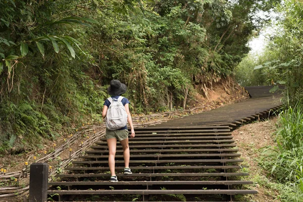 Eine Asiatin Wandert Mit Rucksack Freien — Stockfoto