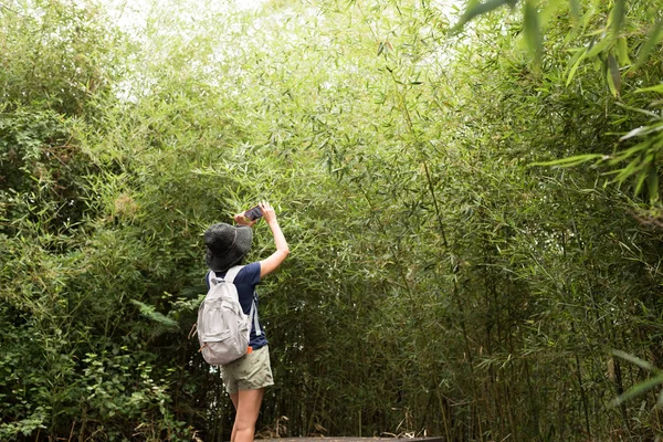 屋外でハイキングをするときに女性が写真を撮る — ストック写真