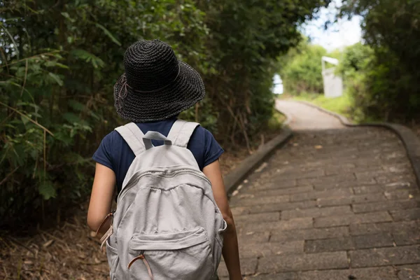 Een Aziatische Vrouw Wandelen Met Rugzak Bij Outdoor — Stockfoto