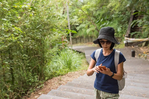 Frau Benutzt Handy Beim Wandern Freien — Stockfoto