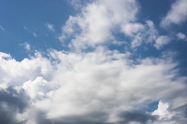 Mavi gökyüzünde beyaz bulutlar, cennette doğa arka planı
