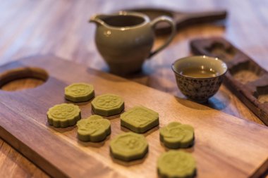 Çin Mid Sonbahar Festivali, masada yeşil mooncake