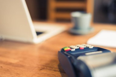 bir kredi kartı makine, ödeme veya alışveriş kavramı kullanarak