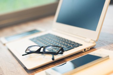 gözlük ve kimse evde çalışma kavramı ile masa üstünde laptop