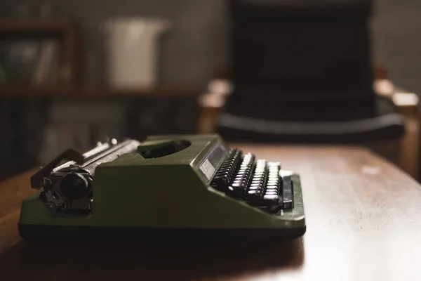 Vintage Γραφομηχανή Πράσινο Χρώμα Για Γραφείο — Φωτογραφία Αρχείου