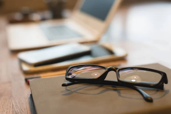 Gafas Portátil Sobre Mesa Con Nadie Concepto Trabajo Casa —  Fotos de Stock