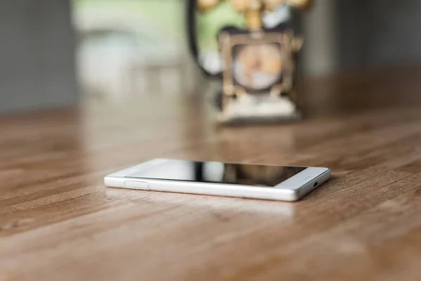 Neues Und Altes Telefon Auf Dem Holztisch — Stockfoto