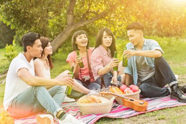Asya insanlar bir piknik ile bira almak