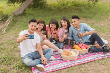 insanlar selfie parkta arkadaşlarıyla