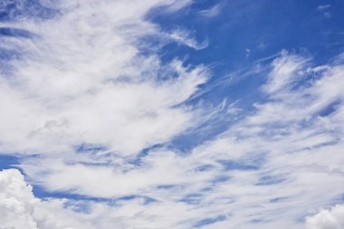 Mavi gökyüzündeki beyaz bulutların arka planı