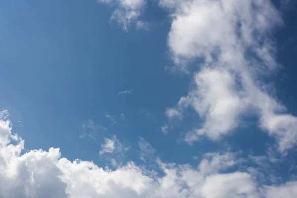 Bílé Mraky Modré Obloze Přírodní Pozadí Nebi — Stock fotografie