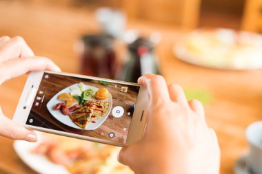 sabah kahvaltı masasında fotoğraf çekme