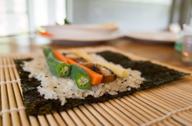 hazırlamak ve evde masaya ev yapımı suşi yapmak