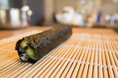 hazırlamak ve evde masaya ev yapımı suşi yapmak