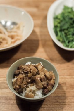 kimse ile masada pirinç kızarmış domuz eti