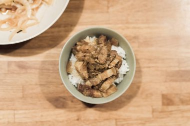 kimse ile masada pirinç kızarmış domuz eti