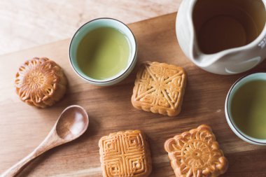 Çin güz festivali ortasında ay çöreği ve çay.