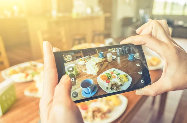 Tomar Una Foto Desayuno Mesa — Foto de Stock