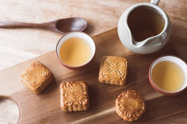 Chinesische Mittherbstfest Essen Von Mondkuchen Mit Tee — Stockfoto