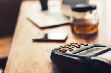 bir kredi kartı makine, ödeme veya alışveriş kavramı kullanarak