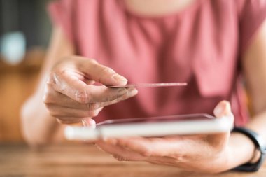 kredi kartı, ödeme kavramı ile veya alışveriş kadın