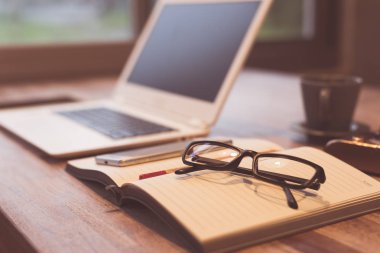 gözlük ve kimse evde çalışma kavramı ile masa üstünde laptop