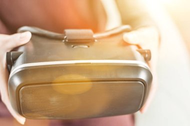 Olgun kadın evde VR kulaklık kullanarak