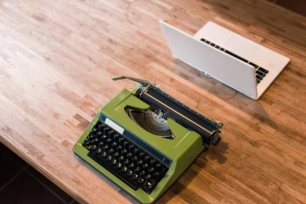 Eski Daktilo Masanın Üstünde Laptop — Stok fotoğraf