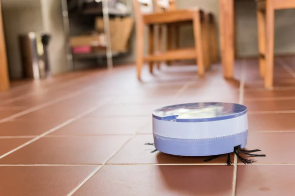 Robot Elektrikli Süpürge Evde Yerde Çalışma — Stok fotoğraf