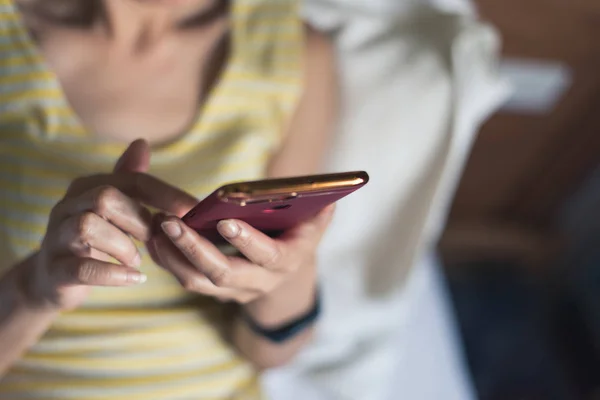 Frau Nutzt Smartphone Hause Bett — Stockfoto