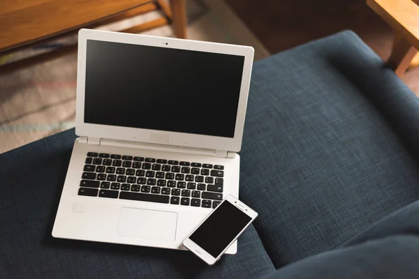 Laptop Smartphone Sul Divano Senza Nessuno Concetto Lavoro Casa — Foto Stock