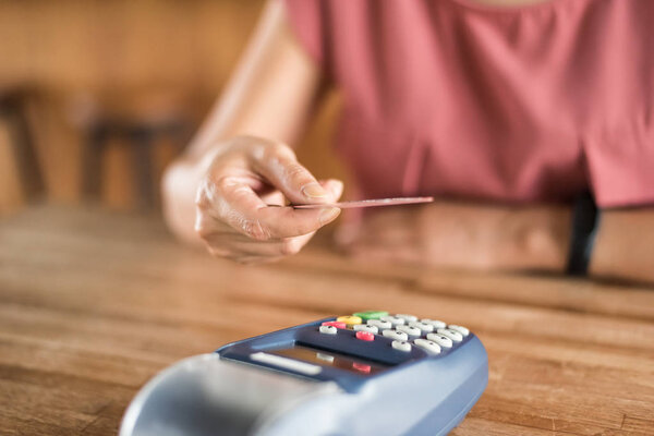 Woman Using Credit Card Concept Payment Shopping — Stock Photo, Image