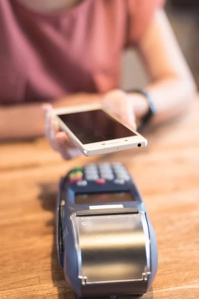 Mulher Pagando Com Tecnologia Nfc Por Smartphone — Fotografia de Stock