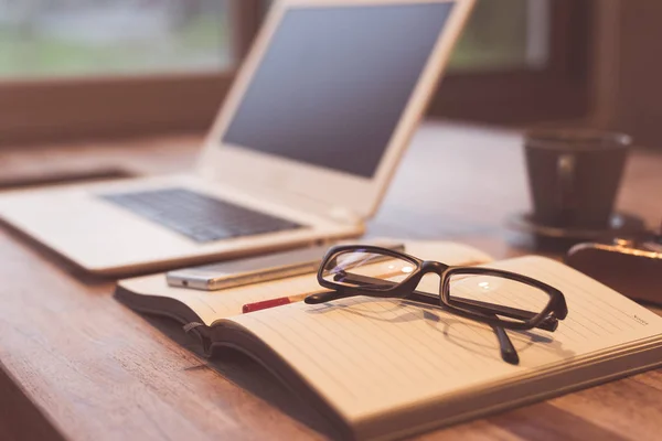 Glasögon Och Laptop Bordet Med Ingen Begreppet Arbetar Hemma — Stockfoto