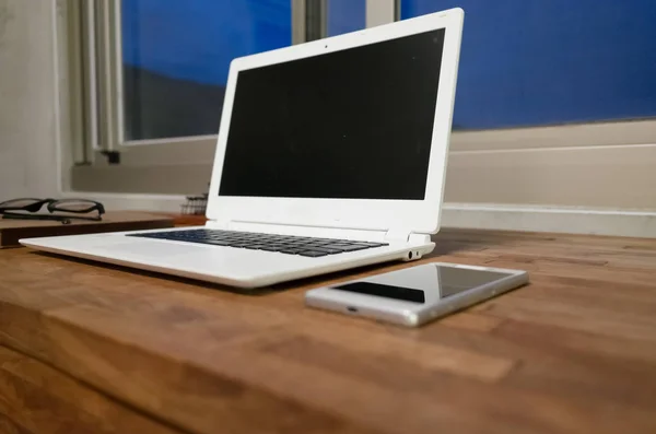 Trabalhando Casa Com Laptop Mesa Madeira Durante Noite — Fotografia de Stock