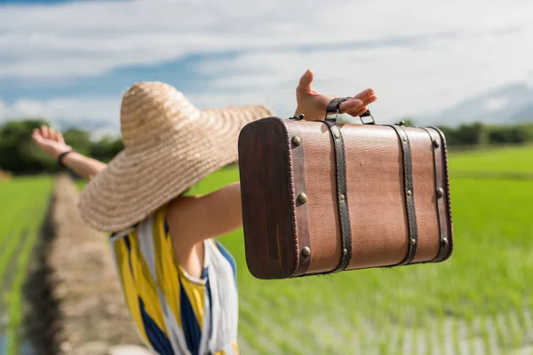 Mulher Asiática Viajando Levantando Mão Campo — Fotografia de Stock